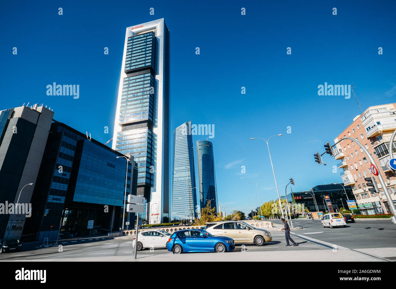 Madrid, Espagne - Oct 26, 2019 sans-abri : homme plus vieux mendiant passagers dans des voitures sur un arrêt de la circulation dans le quartier Plaza de Castilla de Madrid Banque D'Images