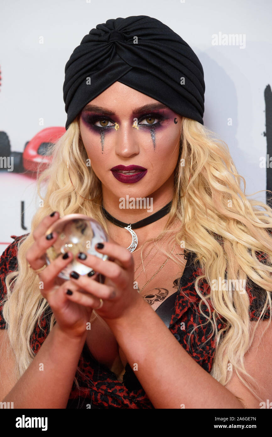 Lucie Donlan en arrivant à la maison hantée Kiss a tenu à la Wembley Arena, Wembley, Londres. ASSOCIATION DE PRESSE Photo. Photo date : Samedi 26 Octobre, 2019. Crédit photo doit se lire : Matt Crossick/PA Wire Banque D'Images