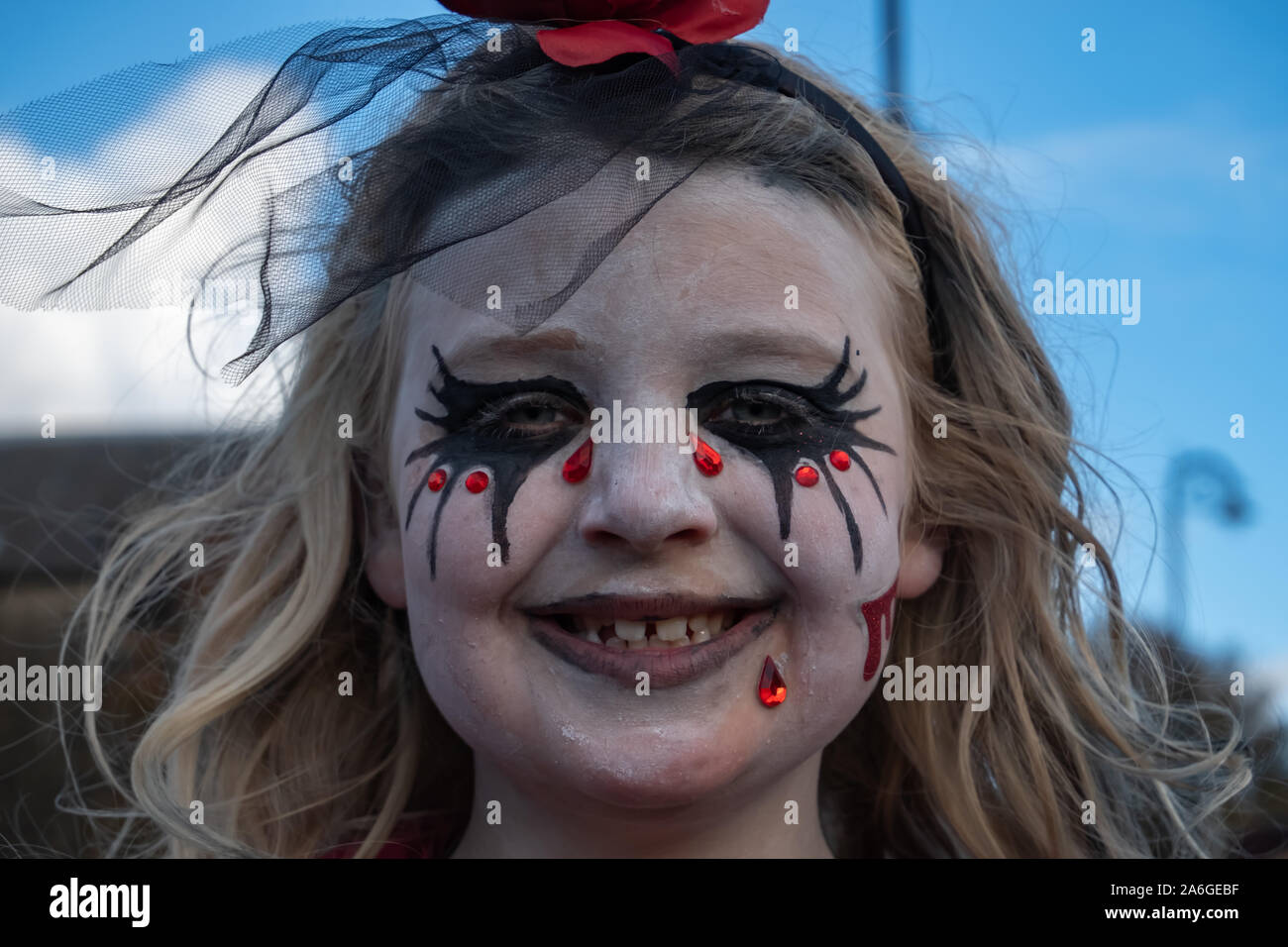 Paisley, Scotland, UK. 26 octobre, 2019. Une jeune fille vêtue d'un costume d'halloween sur le deuxième jour de la Paisley Festival d'Halloween. Credit : Skully/Alamy Live News Banque D'Images