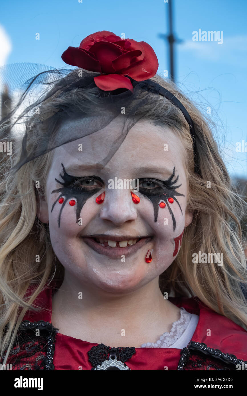 Paisley, Scotland, UK. 26 octobre, 2019. Une jeune fille vêtue d'un costume d'halloween sur le deuxième jour de la Paisley Festival d'Halloween. Credit : Skully/Alamy Live News Banque D'Images