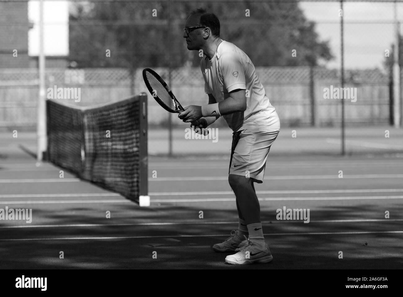 Plus de 50 ans un tournoi de tennis, au club local. L'exercice et bien-être Banque D'Images