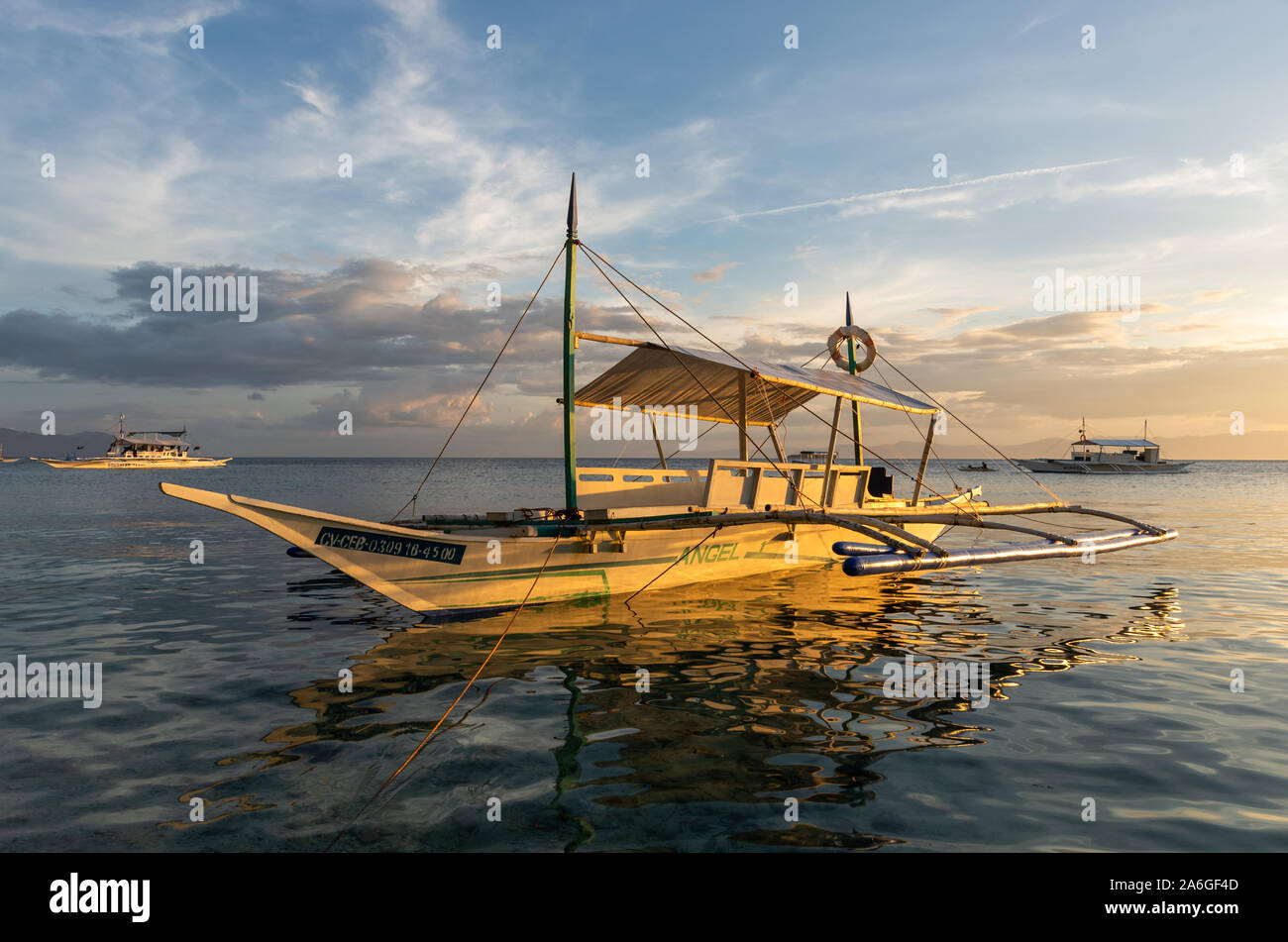 Bangka bateau à la plage de Panagsama, Moalboal, Cebu, Philippines. Banque D'Images