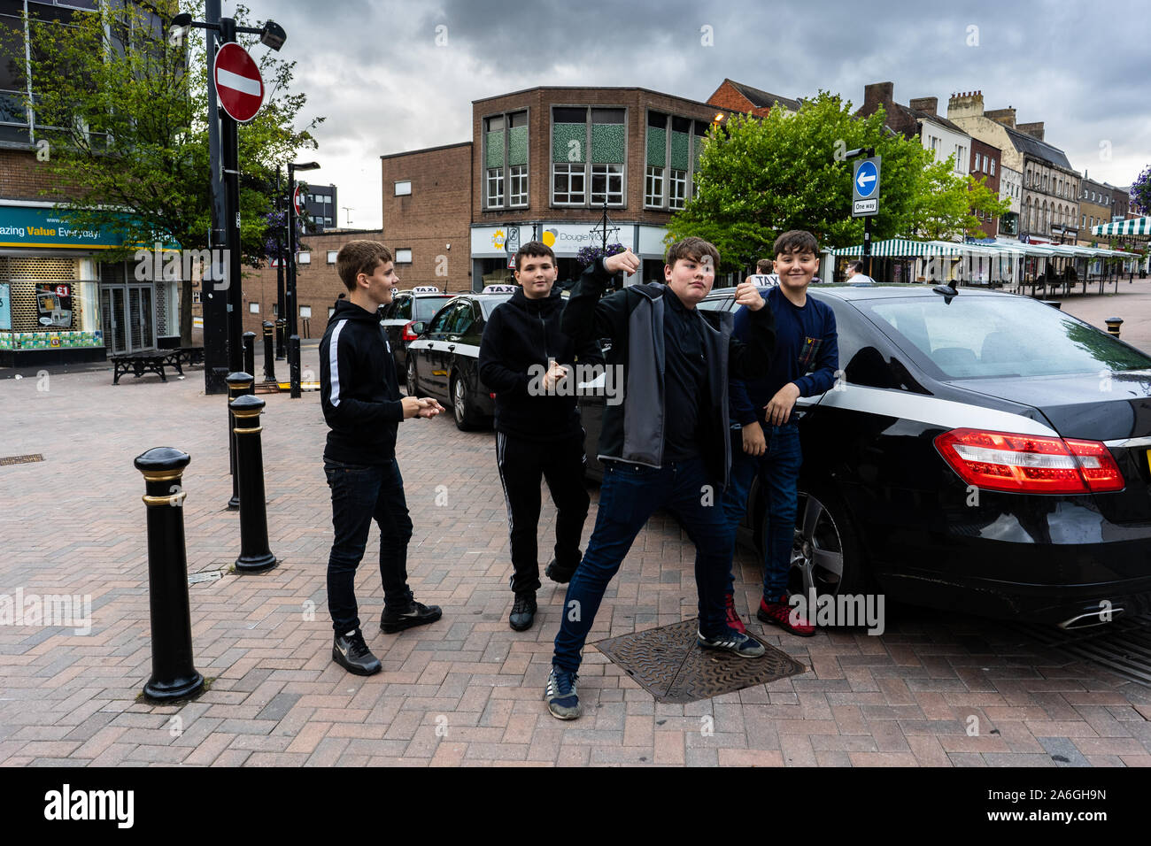 Un jeune groupe de jeunes posent pour une photo avant de monter dans un taxi dans le centre-ville. Le Taxi Les taxis, attendre que les clients sur la rue Banque D'Images