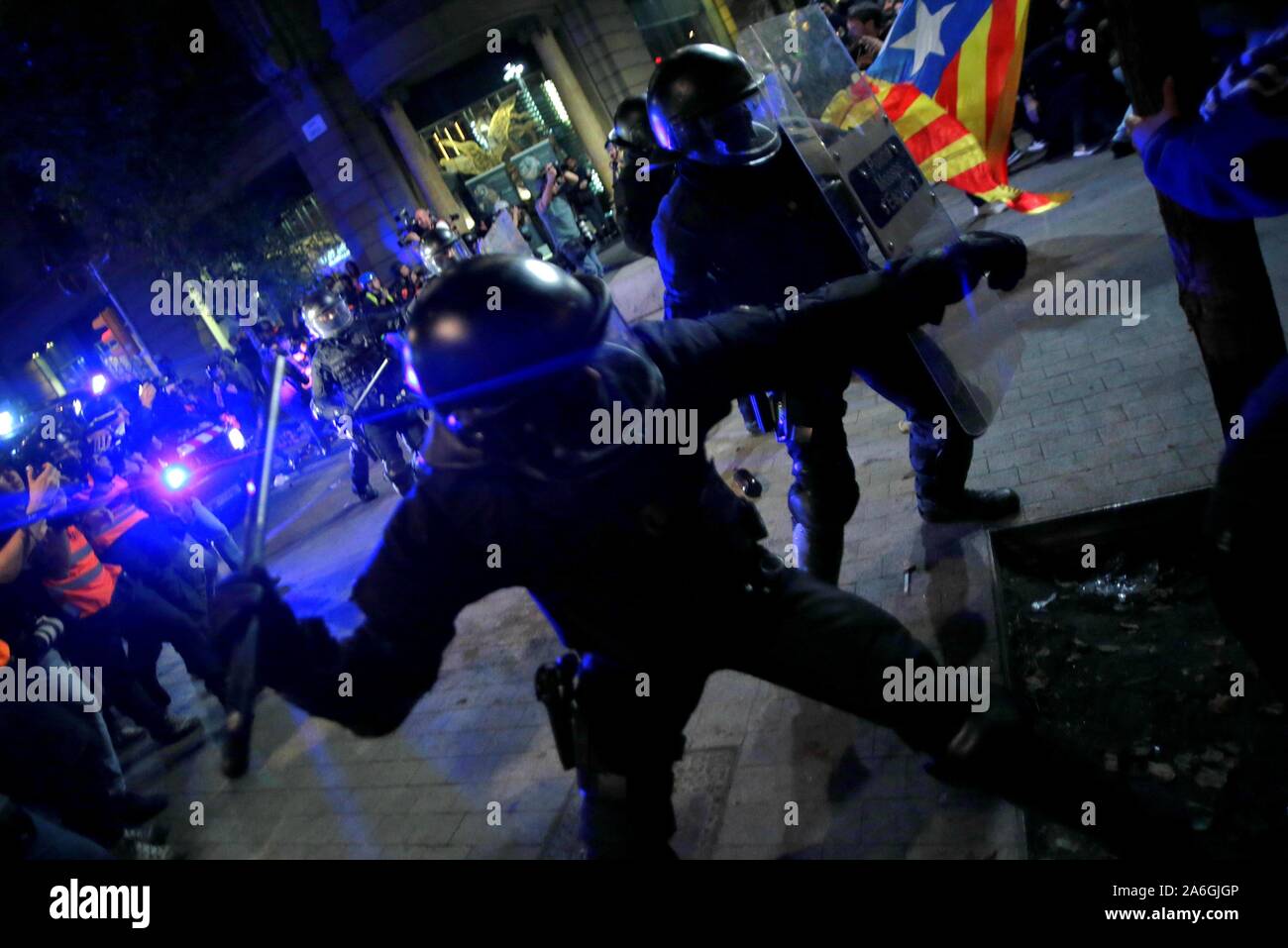 Barcelone, Espagne. 26Th Oct, 2019. Barcelone, Catalogne, Espagne, 10/26/2019.- charge policière contre les manifestants dans les rues de Barcelone après la manifestation appelée liberté.Credit : Juan Carlos Rojas/Photo Alliance | utilisée dans le monde entier/dpa/Alamy Live News Banque D'Images