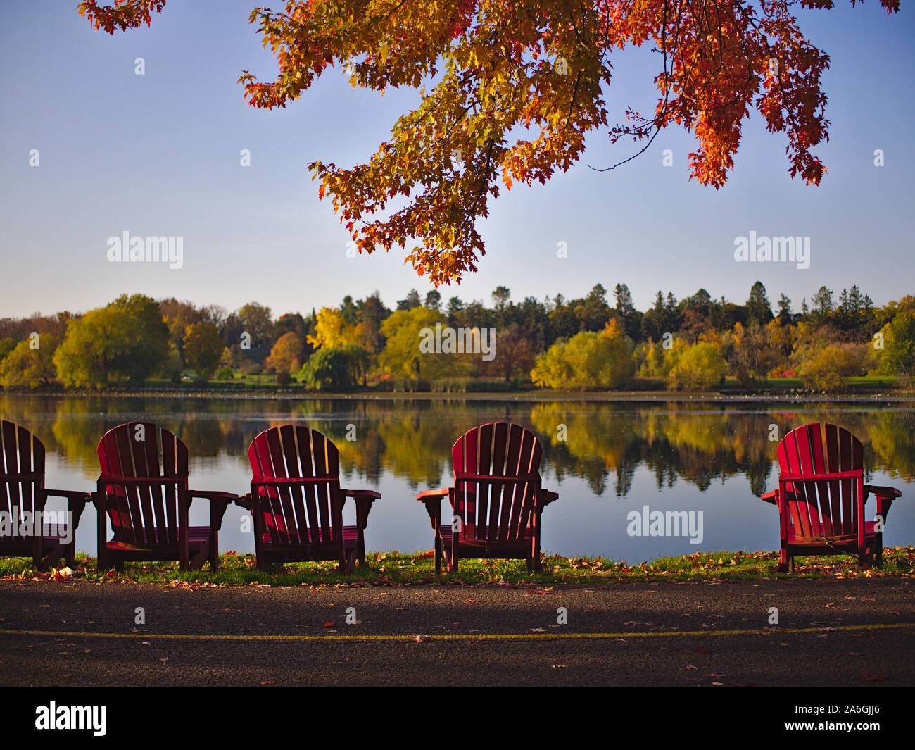 Au début de l'Automne glorieux de couleurs sur un après-midi calme et ensoleillé par le lac Dow, Ottawa, Ontario, Canada. Banque D'Images