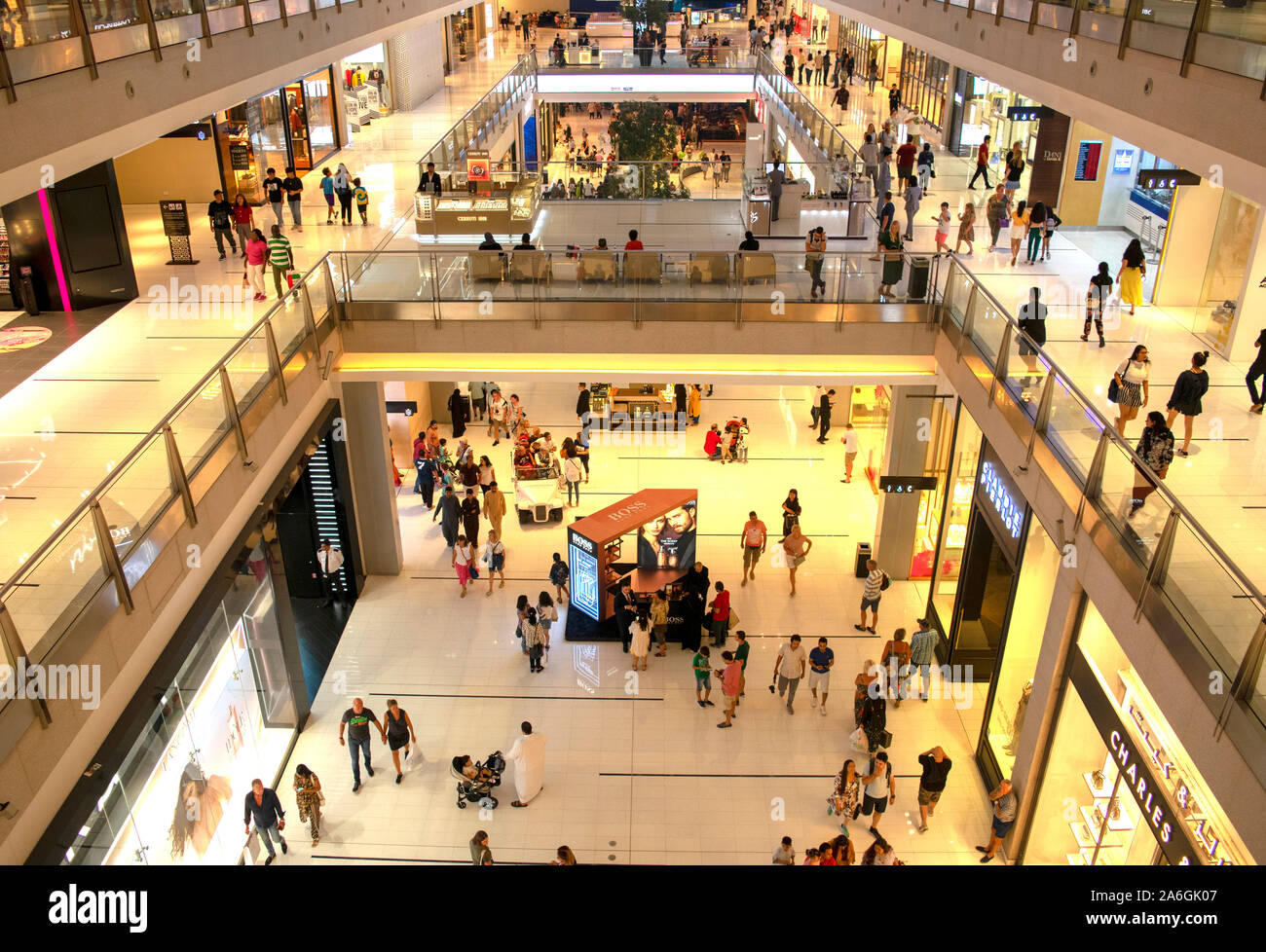 Dubaï / Emirats Arabes Unis - le 19 octobre 2019 : le plus grand centre commercial du monde. Foule dans le centre commercial de Dubaï. Clients dans le centre commercial de Dubaï. Haut vew. Banque D'Images