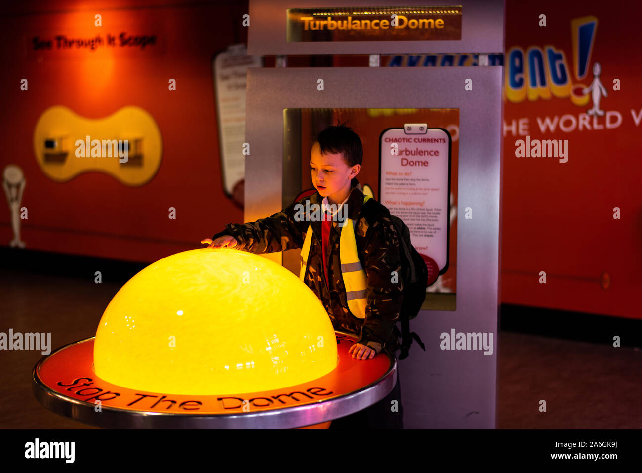 Un petit garçon avec le TDAH, l'autisme, le syndrome d'Asperger bénéficie d'un voyage à Manchester Science Museum avec son école primaire, portant une veste haute visibilité Banque D'Images