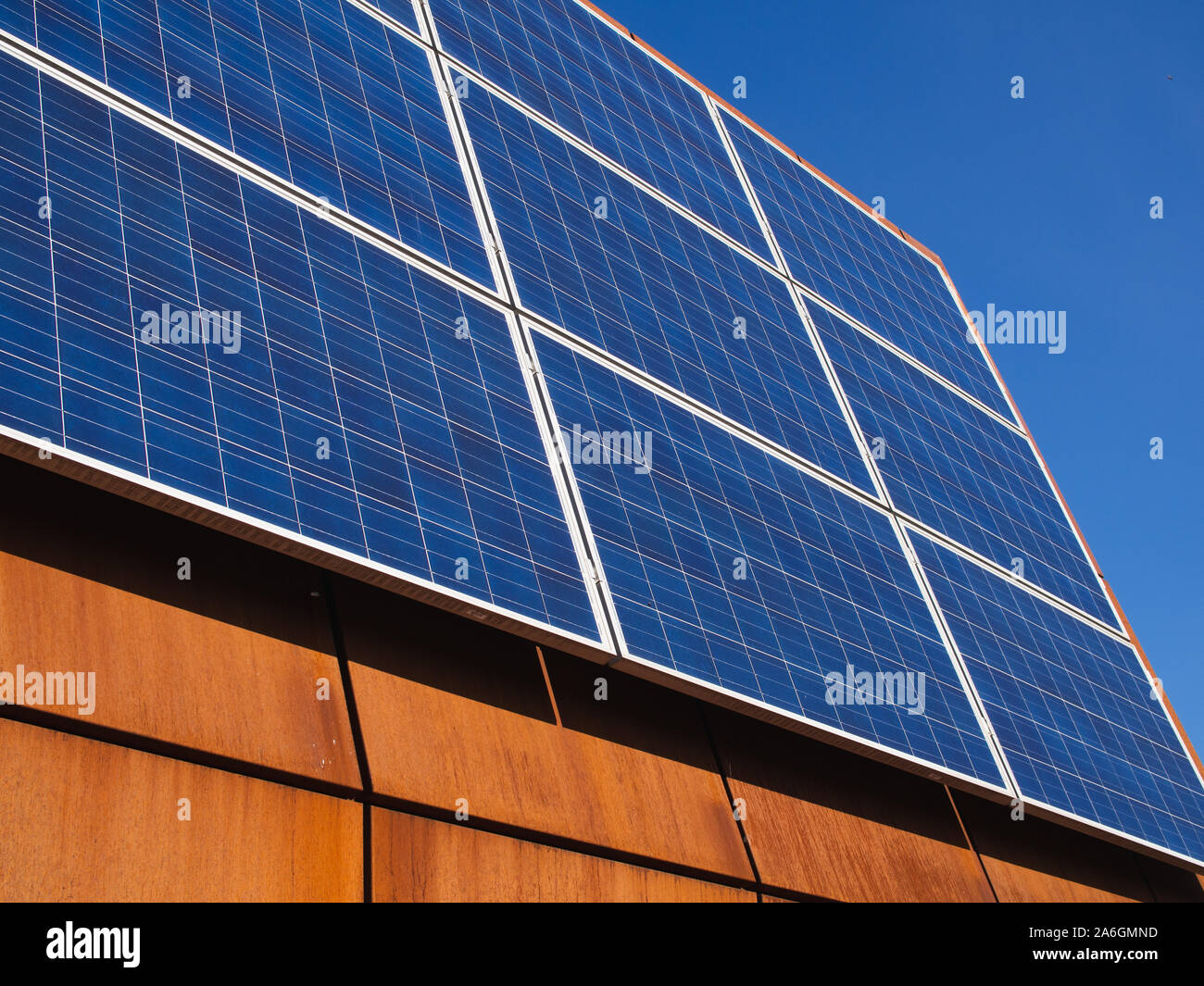 Des panneaux solaires photovoltaïques sur le toit en acier corten d'un bâtiment de l'université de la ville. Banque D'Images