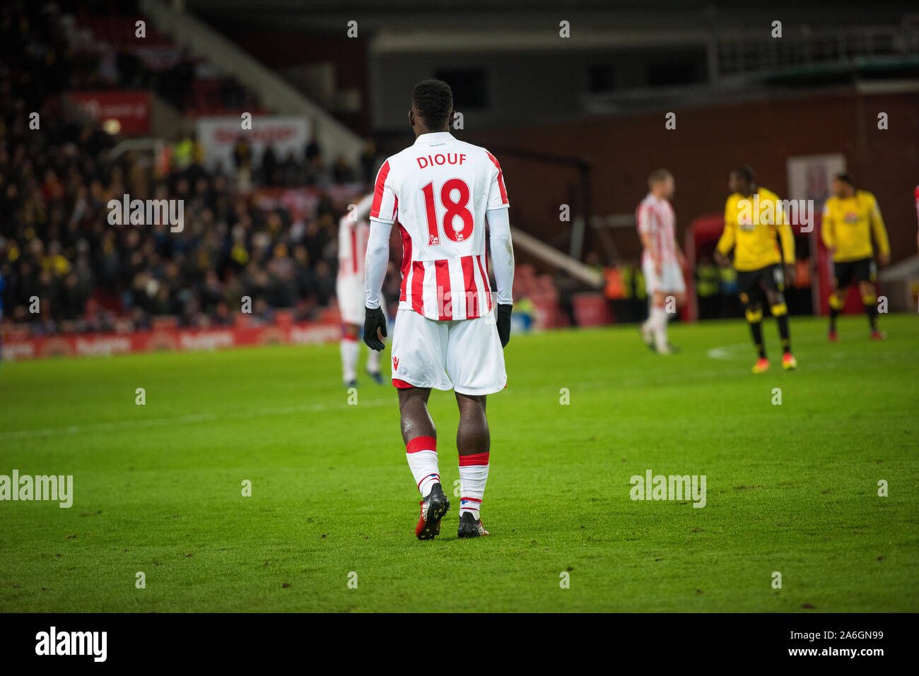 Mame Biram Diouf 18, jouant pour Stoke City au stade de BET365, Stoke on Trent Banque D'Images