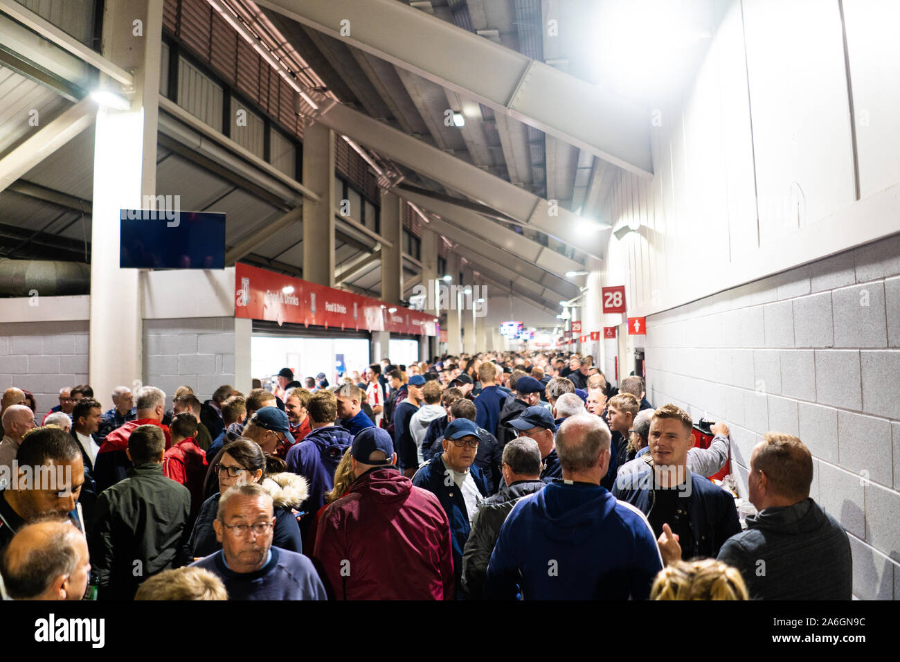 Fans à l'intérieur du grand hall le BET365, stade pour les Potter, Stoke City Football Club, STFC Banque D'Images