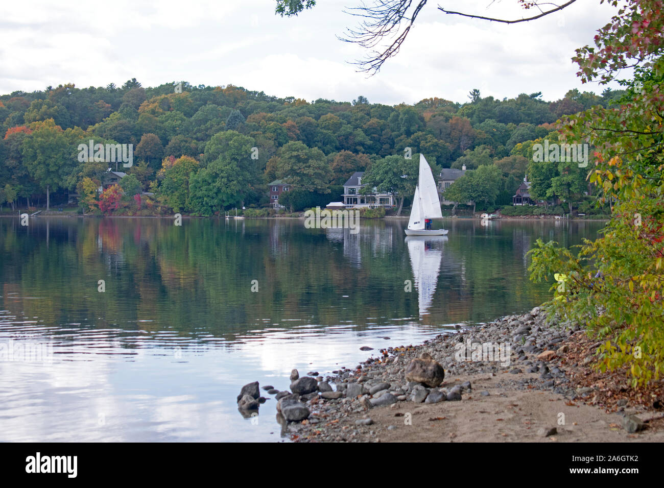 Une légère brise envoie des ondes pour les eaux calmes de Mystic Lake à Arlington, MA, avec cumulus blanc réfléchissant sur les eaux du lac. -05 Banque D'Images