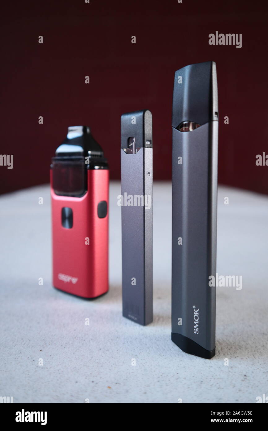 3 stylo vape différents dispositifs cigarette électronique juul, aspirent à  la brise, smok infinix, image du produit isolé Photo Stock - Alamy
