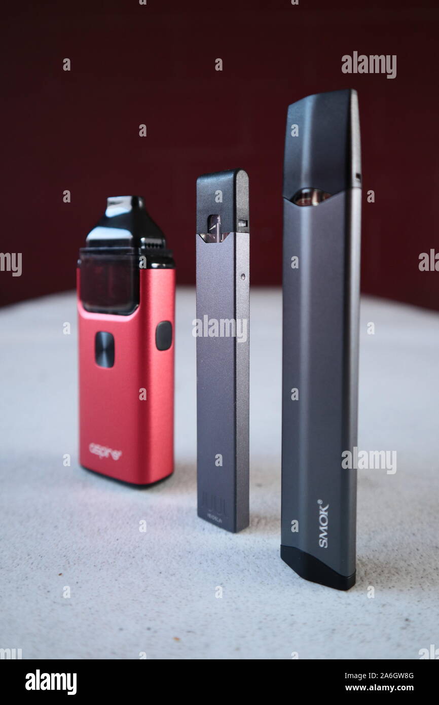 3 stylo vape différents dispositifs cigarette électronique juul, aspirent à  la brise, smok infinix, image du produit isolé Photo Stock