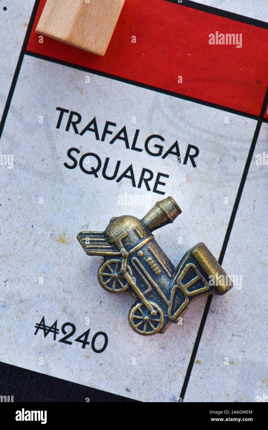 Un joueur atterrit sur Trafalgar Square une propriété à bord dans le jeu de Monopoly édition 80e anniversaire Banque D'Images