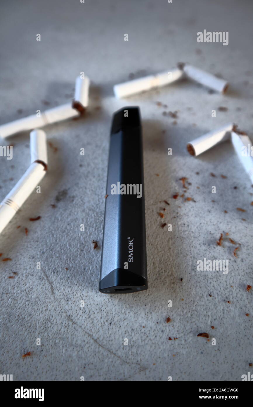 elfbar nachfüll pod läuft aus Vape device electronic cigarette smok infinix, comme alternative aux fumeurs  de Marlboro cigarettes or brisé et dispersé sur le tabac bac texturé Blanc  Photo Stock