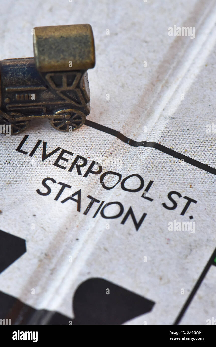 Un joueur utilisant la pièce terres sur Liverpool Street station dans le jeu de Monopoly Banque D'Images