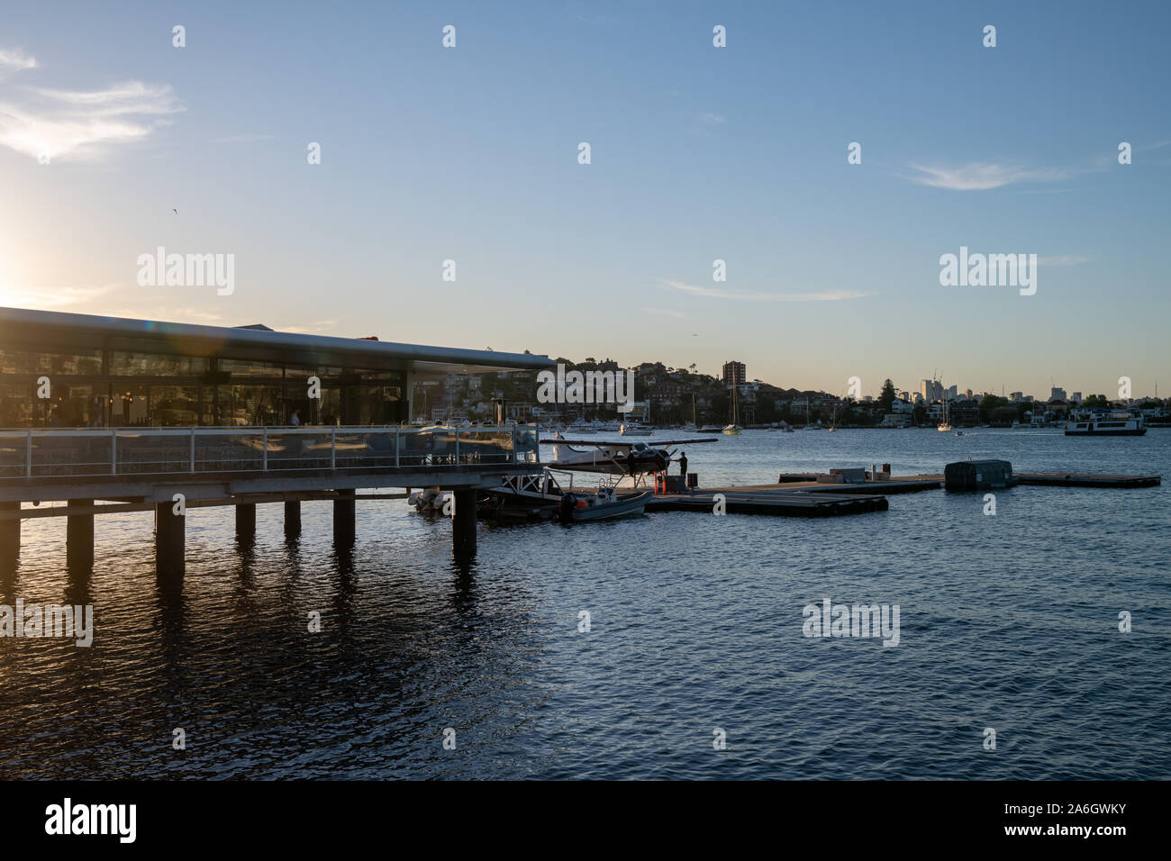 Sydney, NSW, Australia-Oct 20, 2019 : vue sur les avions Sydney Rose Bay Terminal et les hydravions avec coucher du soleil en arrière-plan à Rose Bay, Australie Banque D'Images