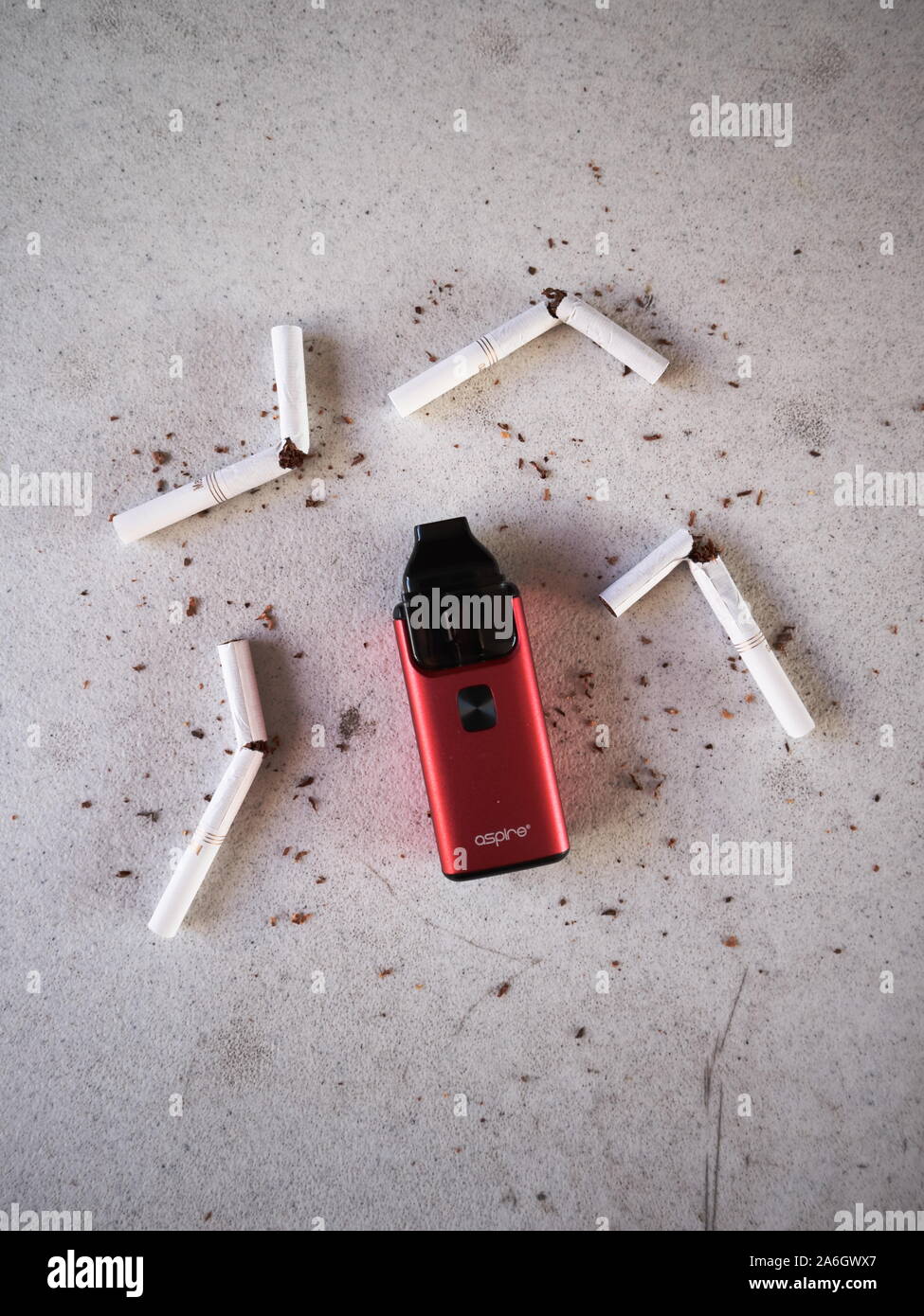 Vape cigarette lectronique de l'appareil aspire breeze, comme alternative  aux fumeurs de Marlboro cigarettes or bris et dispers sur le tabac  textur Blanc ba Photo Stock - Alamy