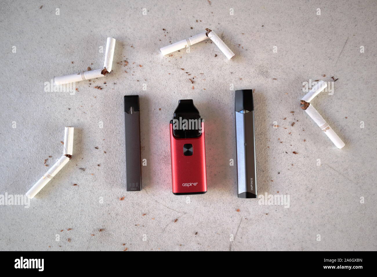 Diffrents dispositifs vape electronic cigarettes juul, aspirent  la  brise, smok infinix, le tabagisme alternatives avec Marlboro cigarettes or  cass et scatt Photo Stock - Alamy