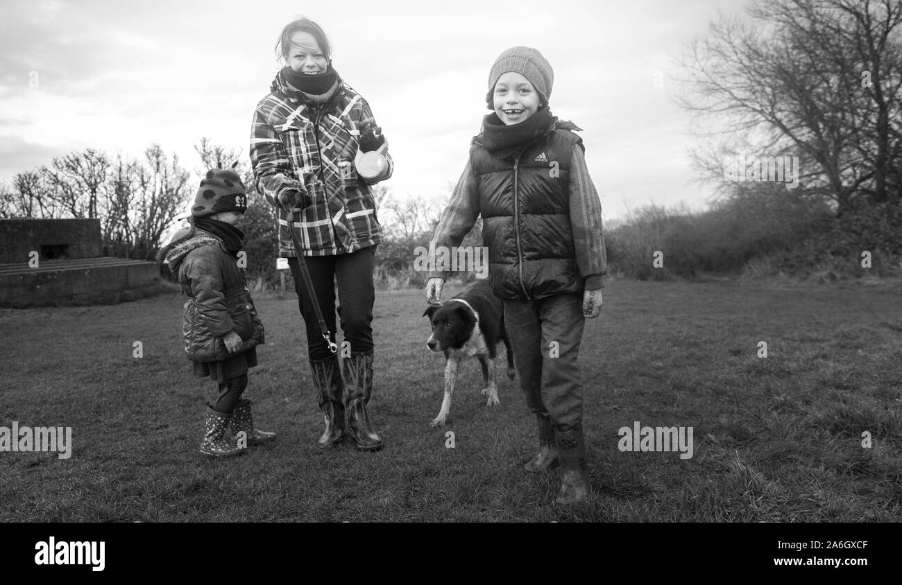 Une jeune famille balade dans la campagne de l'UK, s'amuser et passer du temps ensemble, la marche, la randonnée pédestre Banque D'Images