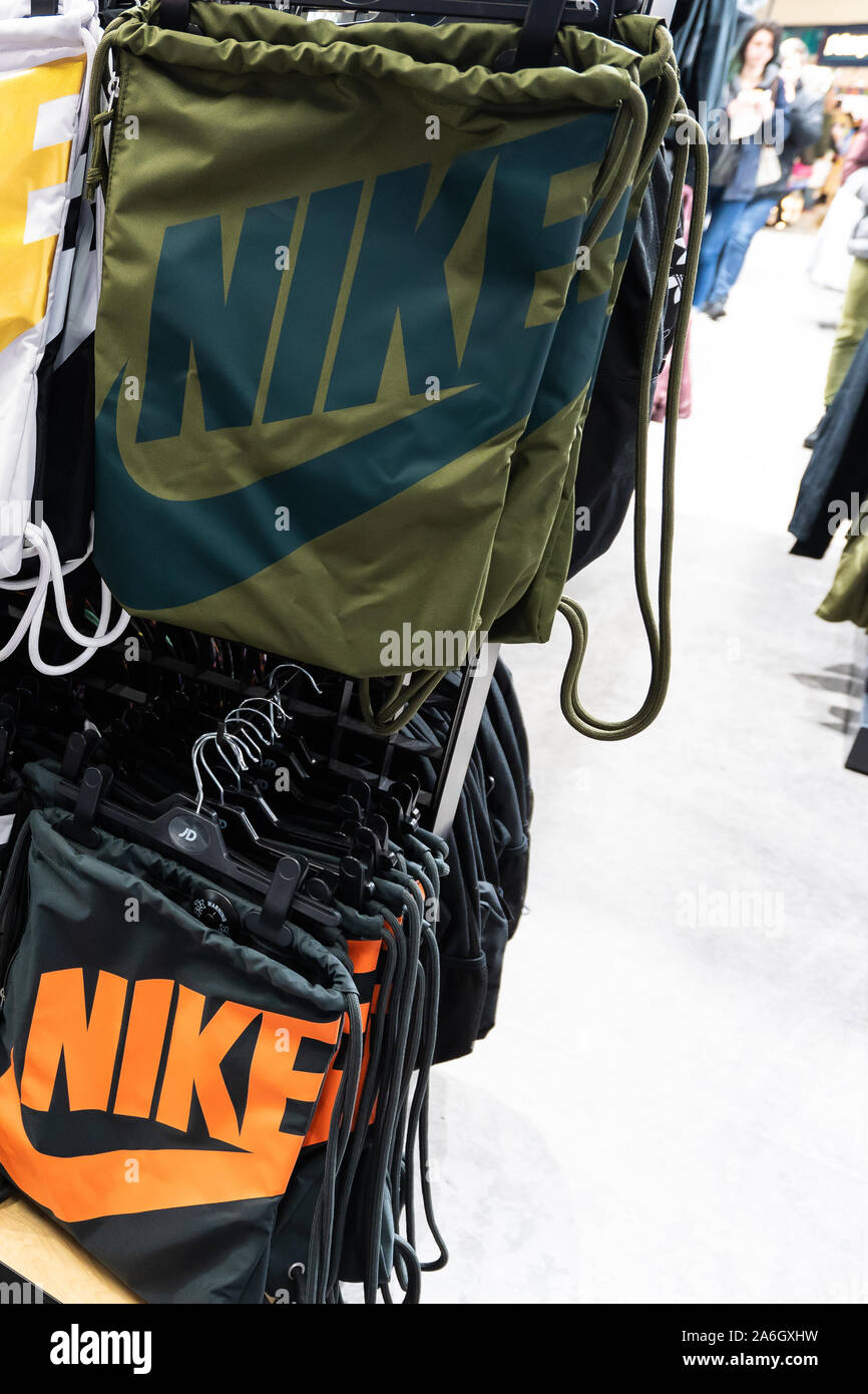 Sacs Nike en vente au magasin de sport JD, magasin dans le centre-ville,  centre commercial Mall Photo Stock - Alamy