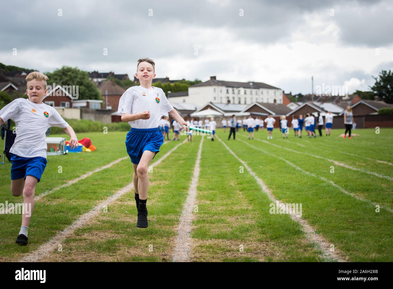 Un jeune garçon atteint du TDAH, l'autisme, du syndrome d'Asperger prend part à un événement d'une journée du sport scolaire, la préparation de séance et le sprint dans les courses, la concurrence Banque D'Images
