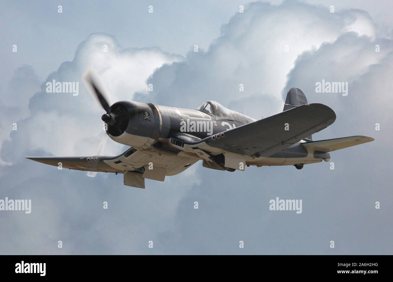 Une seconde guerre mondiale Vought F4U Corsair avion de chasse passe à travers les nuages de tempête. Banque D'Images