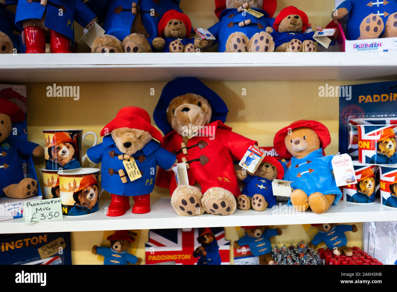 Un grand choix de l'ours Paddington teddies, Teddy's et des jouets, des  souvenirs en vente dans une petite boutique indépendante, stocker dans high  street de Ironbridge Photo Stock - Alamy