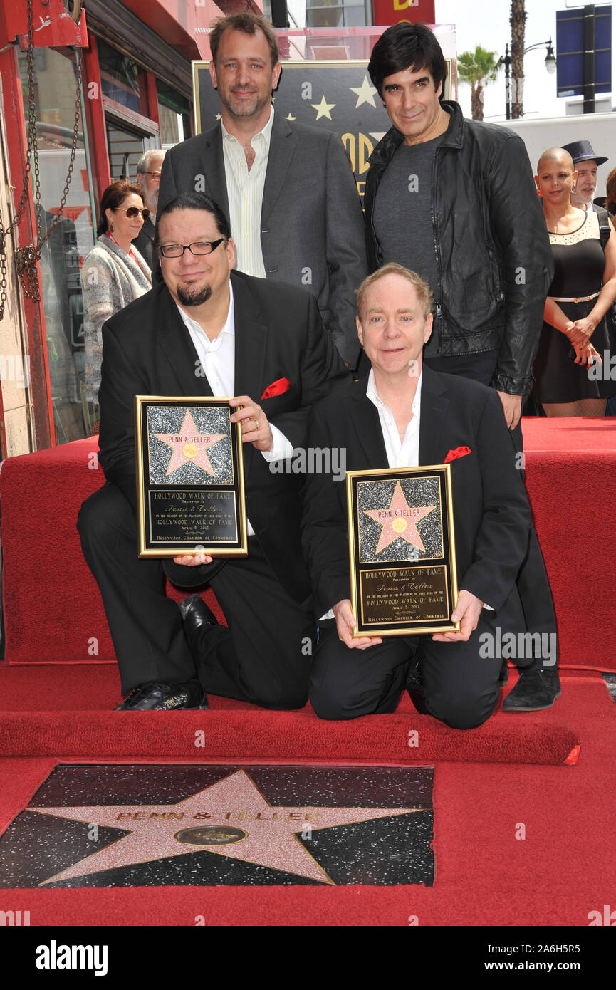 LOS ANGELES, CA. 05 avril 2013 : Magiciens Penn Jillette & Raymond Teller avec David Copperfield & Trey Parker sur Hollywood Boulevard où ils ont été honorés avec le 2,494ème étoile sur le Hollywood Walk of Fame © 2013 Paul Smith / Featureflash Banque D'Images