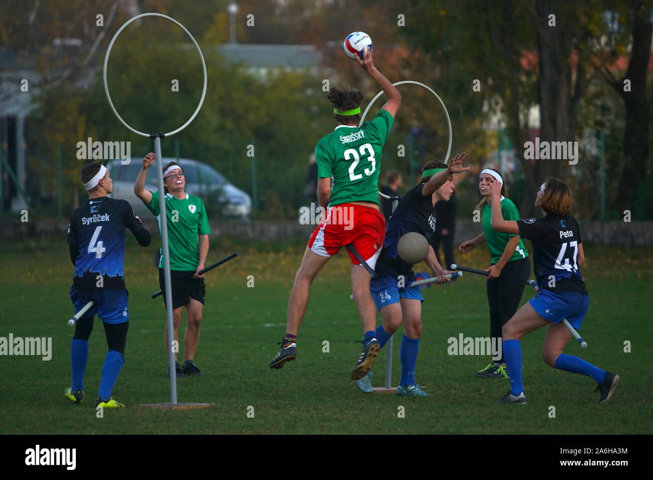 Budejovice, République tchèque. 26Th Oct, 2019. Les joueurs s'affrontent au cours d'un match entre l'équipe de l'équipe de Brno et Prague Banshees Pegasus au premier championnat de Quidditch dans Budejovice de la République tchèque, le 26 octobre 2019. Le Quidditch est le semi-contact sport basé sur le jeu de fiction de la populaire romans Harry Potter. Credit : Dana Kesnerova/Xinhua/Alamy Live News Banque D'Images