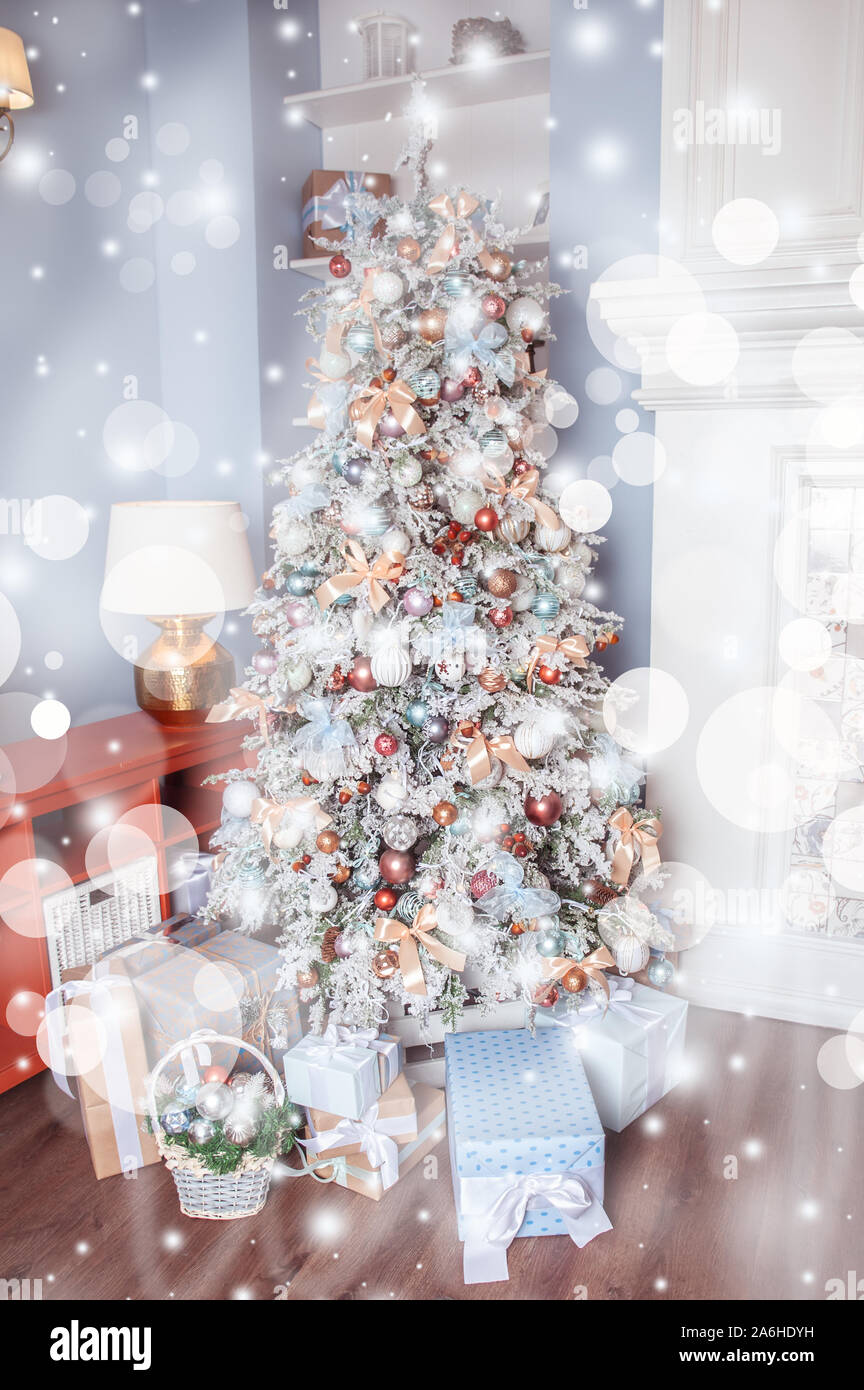 Décorées de blanc de Noël avec beaucoup de cadeaux sous dans de douces couleurs pastel. Bonne Nouvelle Année spirit Banque D'Images
