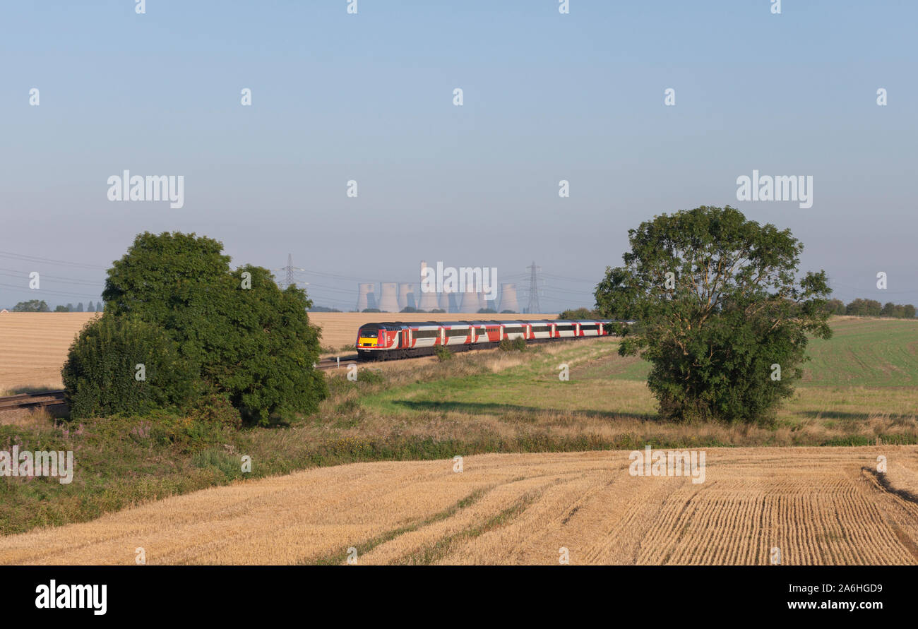 London North Eastern Railway train à grande vitesse ( 125 ) passant Saxilby Intercity, Lincs détournées avec un train express de la côte est Banque D'Images