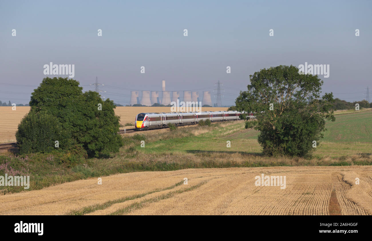 London North Eastern Railway (LNER ) class 800 mode bi train passant Saxilby Hitachi Azuma, Lincs détournées avec un train express de la côte est Banque D'Images