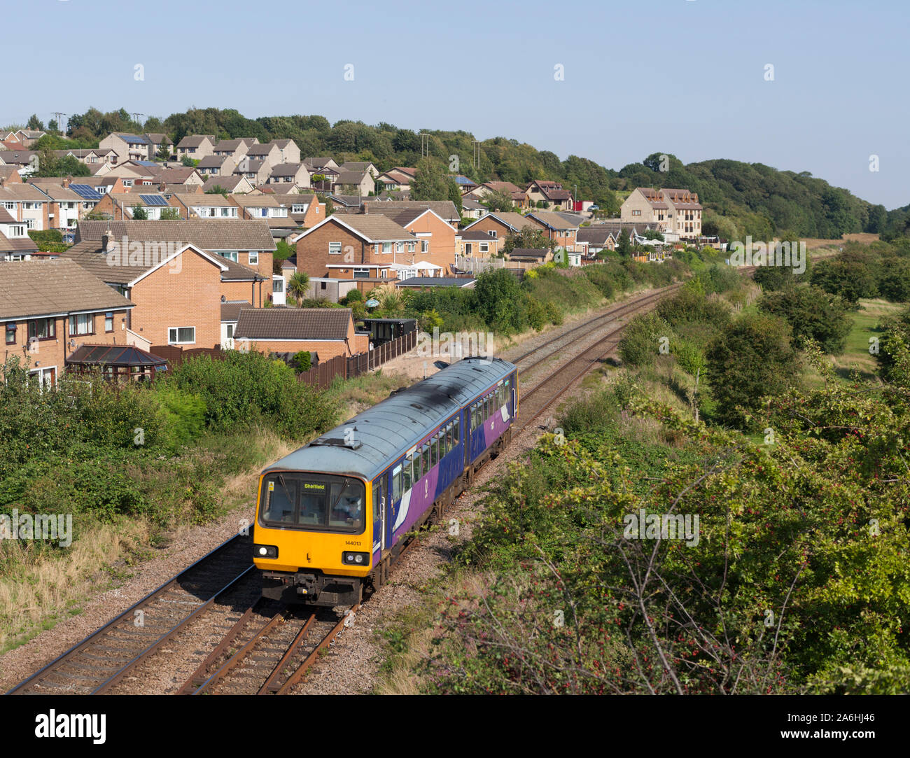 Classe 144 arriva Northern rail train 144013 Stimulateur passant Kiveton Park, Norfolk avec un train de Sheffield Central Gainsborough Banque D'Images