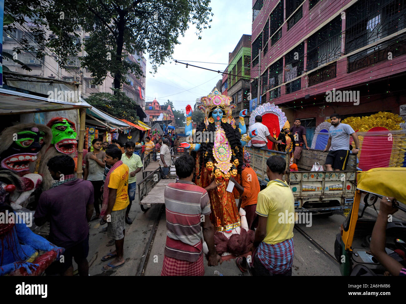Kolkata, Inde. 26Th Oct, 2019. Une idole de la Déesse Kali vu être emportés à l'Pandals ( lieu de culte temporaire) de l'avant de la Kali puja Festival à Kolkata.la déesse Kali est adorée comme des sauveurs de toutes les force maléfique, démon et une source de pouvoir, de bonheur selon la mythologie Hindoue. Credit : SOPA/Alamy Images Limited Live News Banque D'Images