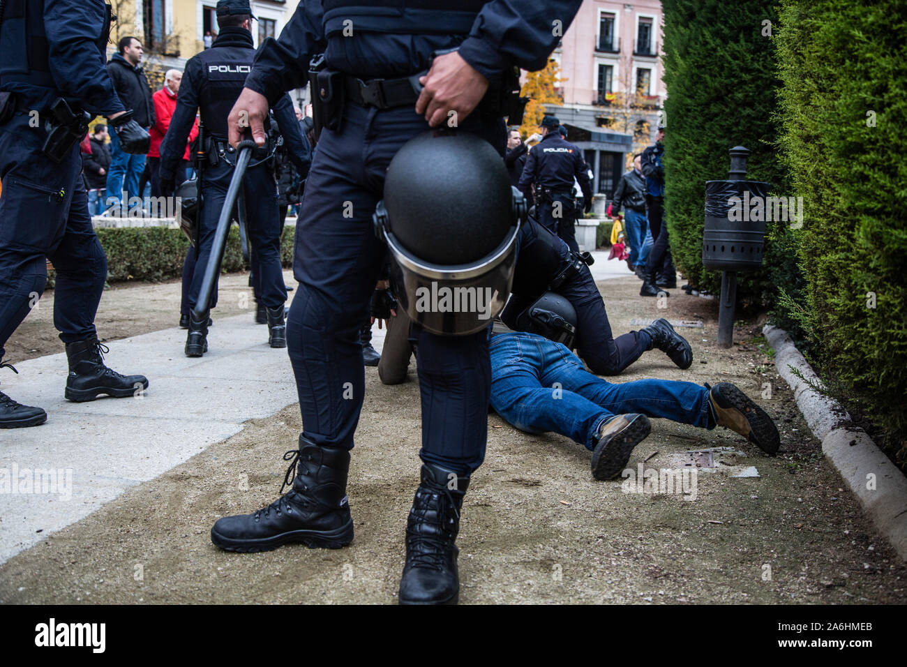Les agents de police de la détention d'une extrême droite protestataire pendant le rallye. Chaque 20 novembre, des centaines de partisans du régime de Franco en mars un rassemblement pour célébrer et honorer la mort du dictateur (le 20 novembre 1975). Pendant le rallye, trois activistes de FEMEN irrupted exigeant que les manifestations fascistes devrait être légalisé en Espagne. Ils ont été attaqués par des manifestants et un homme a été placé en détention. Banque D'Images