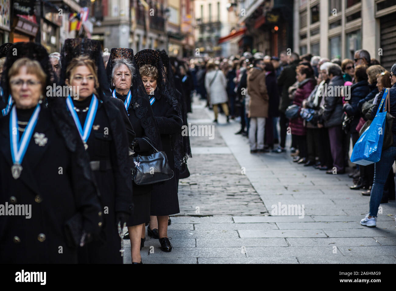 Paroissiens catholiques pendant la procession. Procession de l'Almudena vierge arrive à travers les rues de Madrid où le saint patron de la capitale de l'Espagne s'effectue à partir de la Plaza Mayor à la Cathédrale de l'Almudena. Des centaines de congrégations catholiques rejoindre la procession en l'honneur de la vierge. Banque D'Images