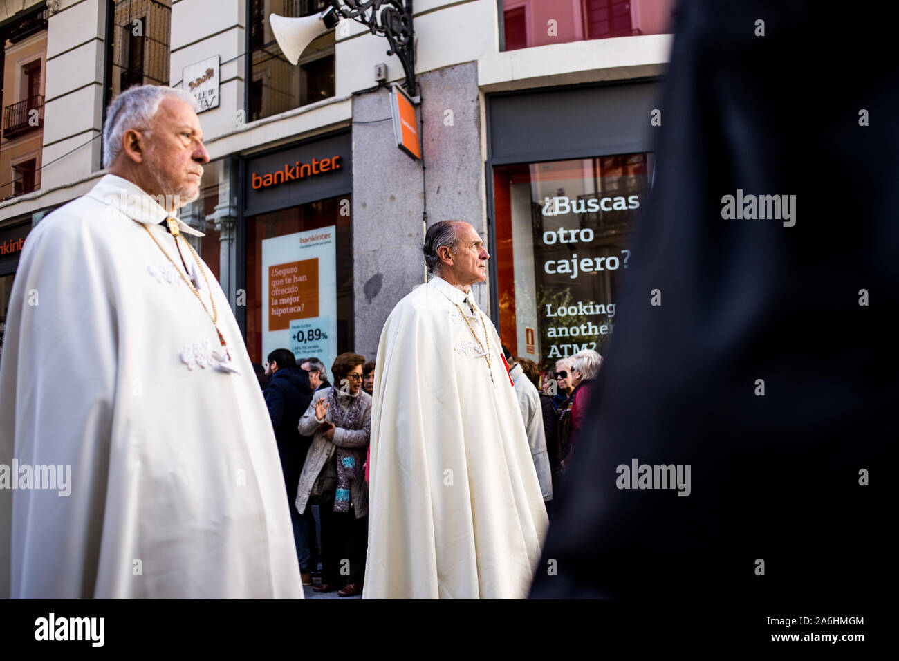 Les prêtres catholiques pendant la procession. Procession de l'Almudena vierge arrive à travers les rues de Madrid où le saint patron de la capitale de l'Espagne s'effectue à partir de la Plaza Mayor à la Cathédrale de l'Almudena. Des centaines de congrégations catholiques rejoindre la procession en l'honneur de la vierge. Banque D'Images