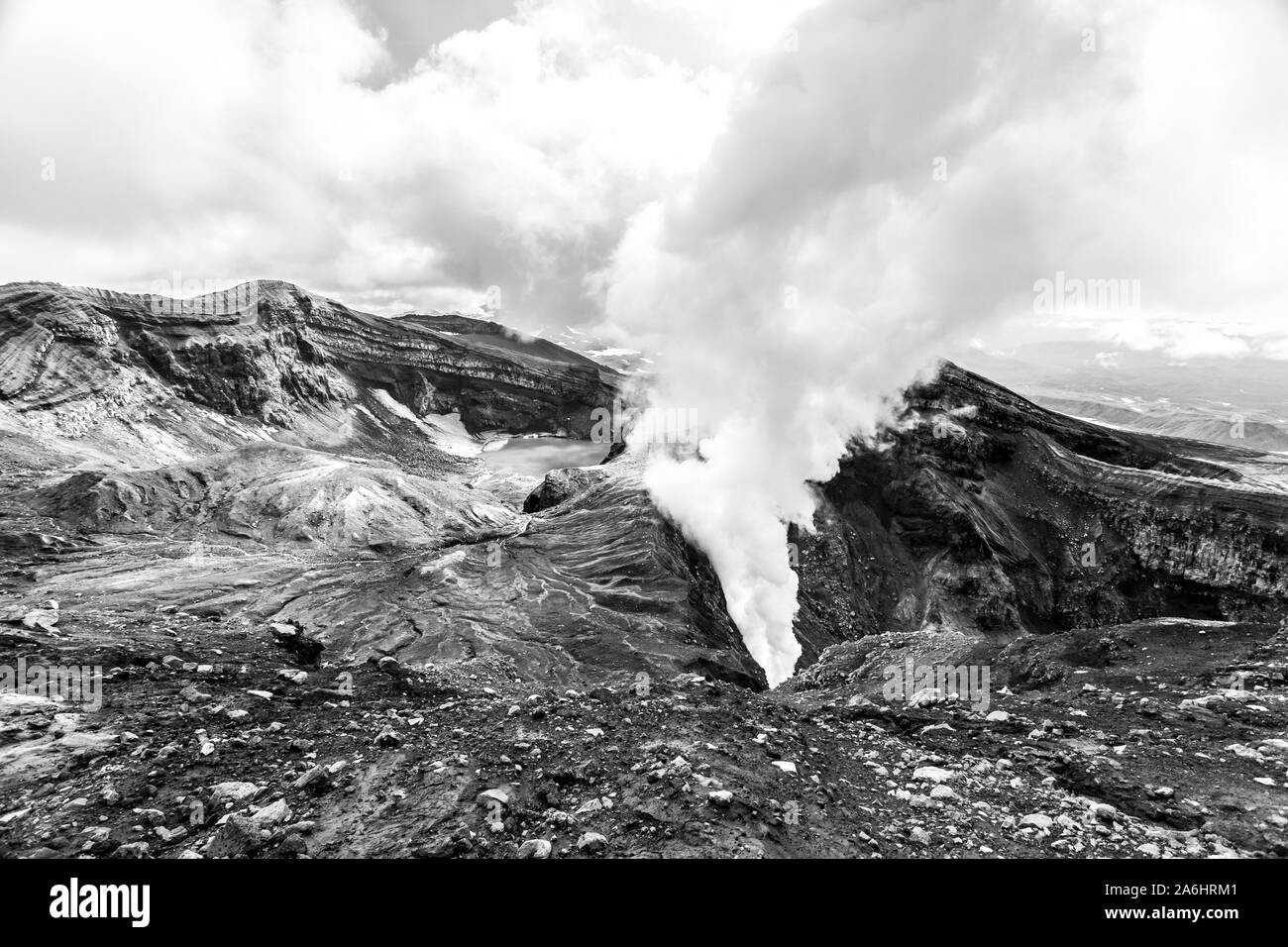 Petit lac de caldeira du volcan Gorely, péninsule du Kamchatka, Russie Banque D'Images