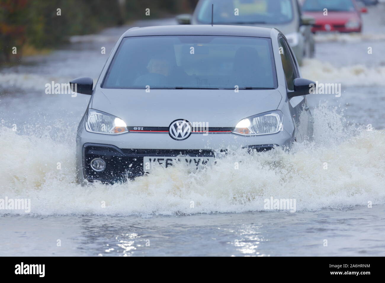 26 octobre 2019, Castleford, West Yorkshire, Royaume-Uni _ Les automobilistes le risque de conduire à travers le chemin Barnsdale inondations après 24 heures de fortes précipitations. Banque D'Images