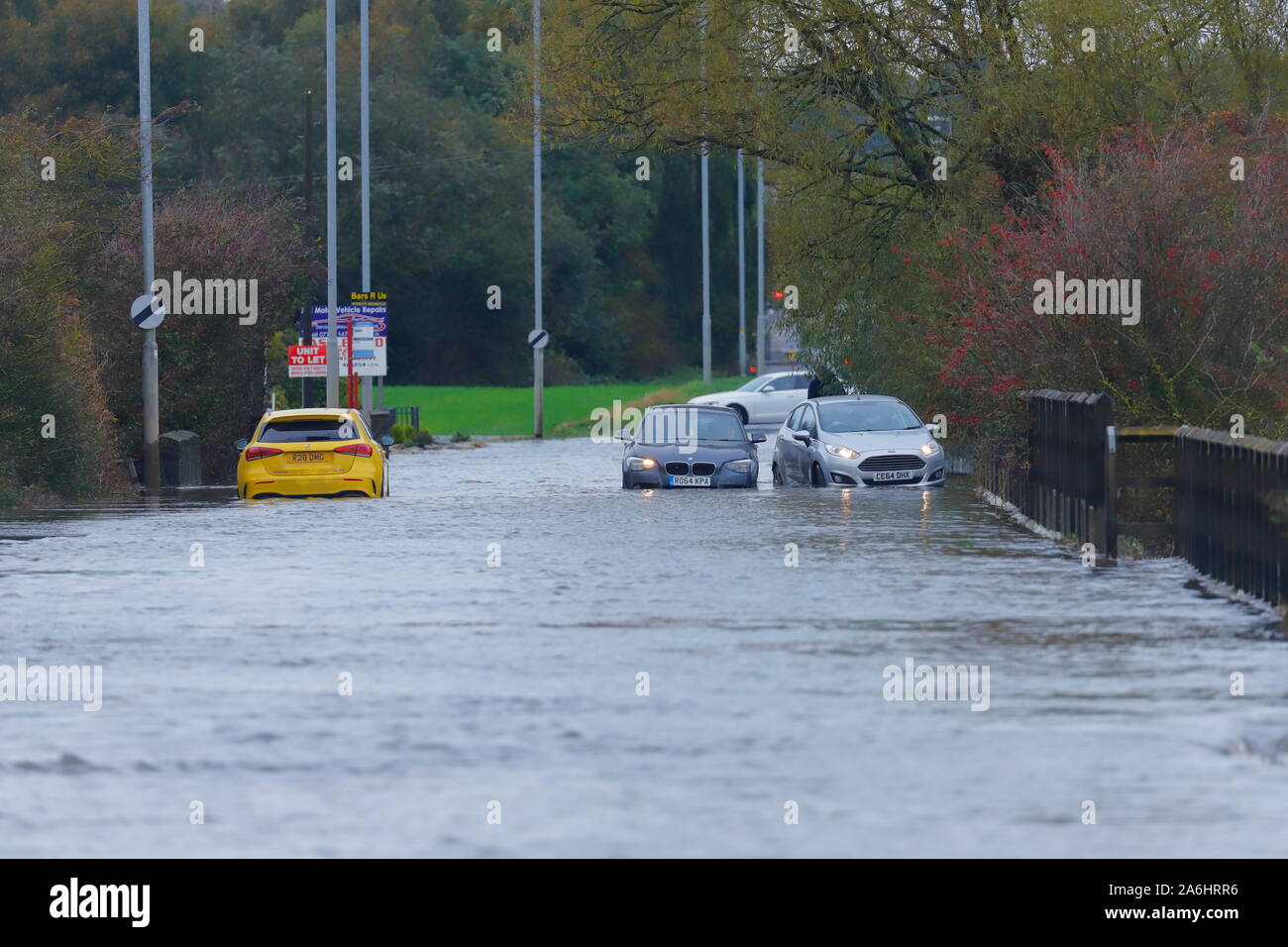 26 octobre 2019, Castleford, West Yorkshire, Royaume-Uni _ Les automobilistes le risque de conduire à travers le chemin Barnsdale inondations après 24 heures de fortes précipitations. Banque D'Images