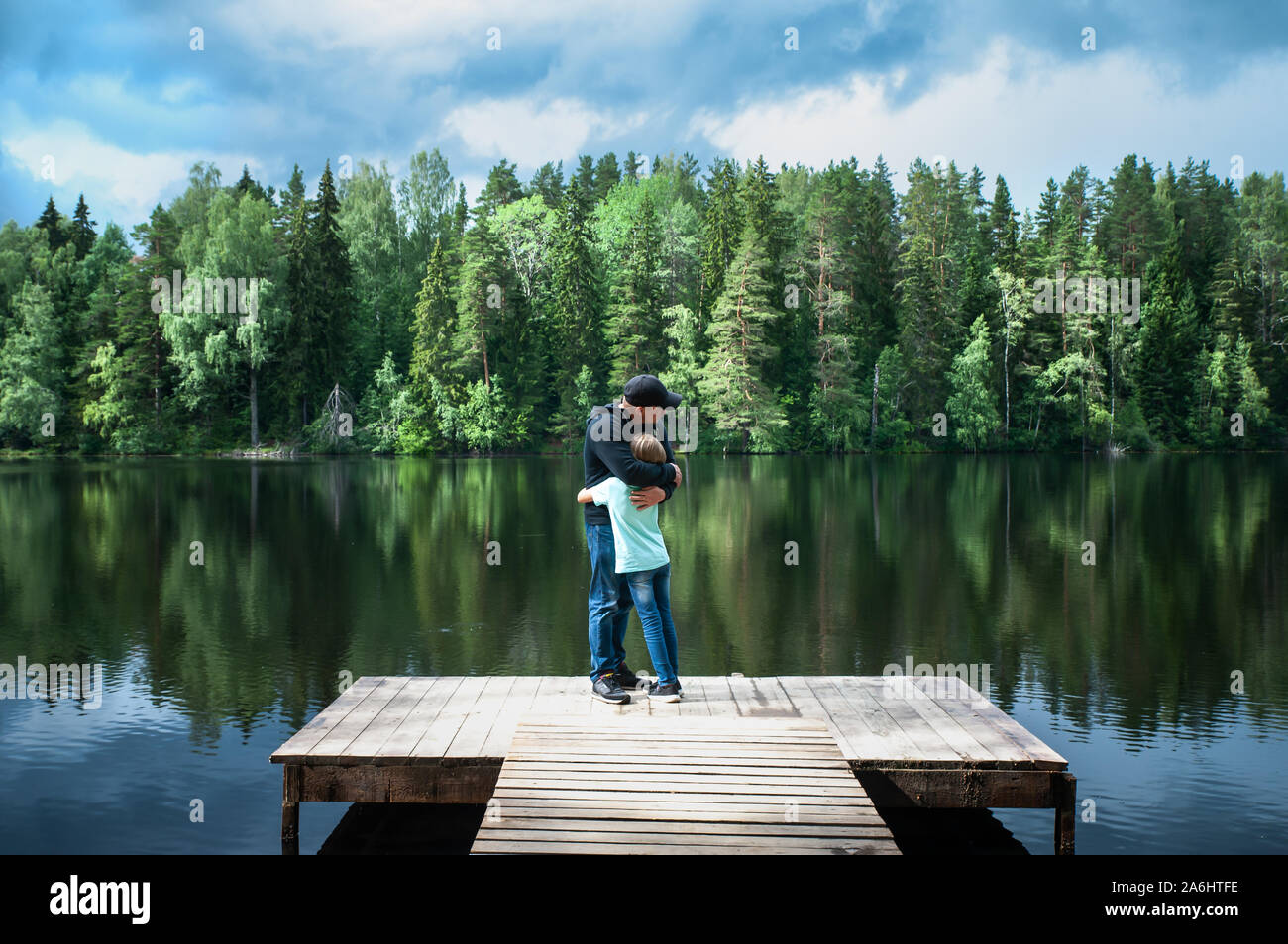 Père et sa petite fille faire place au stand sur la jetée d'un magnifique lac. Relation père et fille concept, la fête des pères. Famille amour Banque D'Images