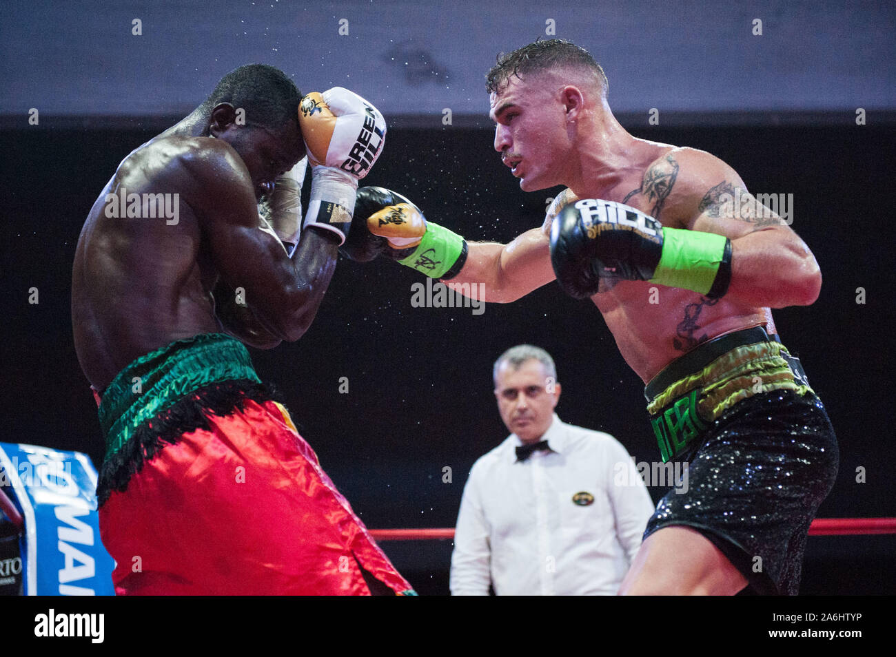 Dritto ONU puissant de magnesi Magnesi Awuku vs pendant (International WBC Super poids plume titre), Roma, Italie, 26 octobre 2019, Contact Sport Boxe Banque D'Images
