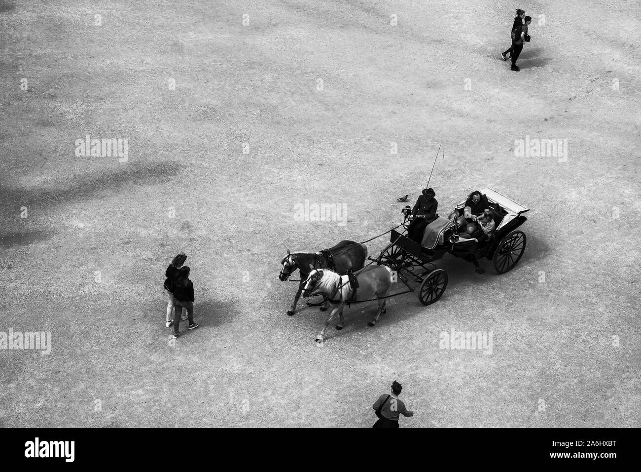 Salzbourg, Autriche - 25 juillet, 2017. Transport de chevaux à la place Residenzplatz , UNESCO World Heritage dans la vieille ville de Salzbourg, en Autriche. Banque D'Images Salzbourg, Autriche - 25 juillet, 2017. Transport de chevaux à la place Residenzplatz , UNESCO World Heritage dans la vieille ville de Salzbourg, en Autriche. Banque D'Images