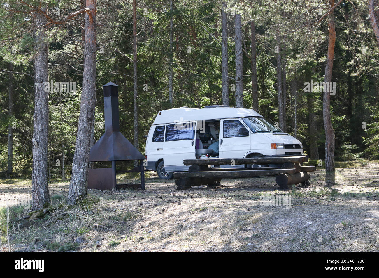 Volkswagen Transporter T4 camper van sur RMK camping sur la côte de la mer Baltique est vu dans Meiuste l'île de Saaremaa, l'Estonie, le 29 avril 2019 Gratuit RMK campings sont mis en place pour les randonneurs et d'autres voyageant à travers le désert en Estonie. En règle générale, ils sont situés loin des routes publiques et loin de l'établissement humain. Campings sont l'équipement avec du bois gratuit, d'une cheminée et des toilettes. © Michal Fludra / Alamy Live News Banque D'Images