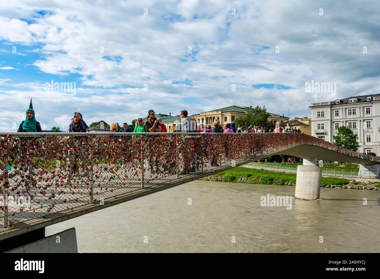 Salzbourg, Autriche - 25 juillet, 2017. Les touristes sur l'amour se verrouille Makartsteg pont sur la Salzach à Salzbourg , Autriche. Banque D'Images