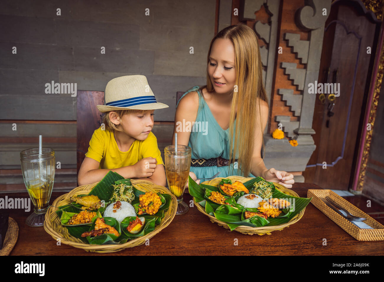 Mère et fils les touristes à Indonesian food cafe. Concept de voyager avec des enfants. Que faire avec les enfants. Enfants bienvenus place Banque D'Images
