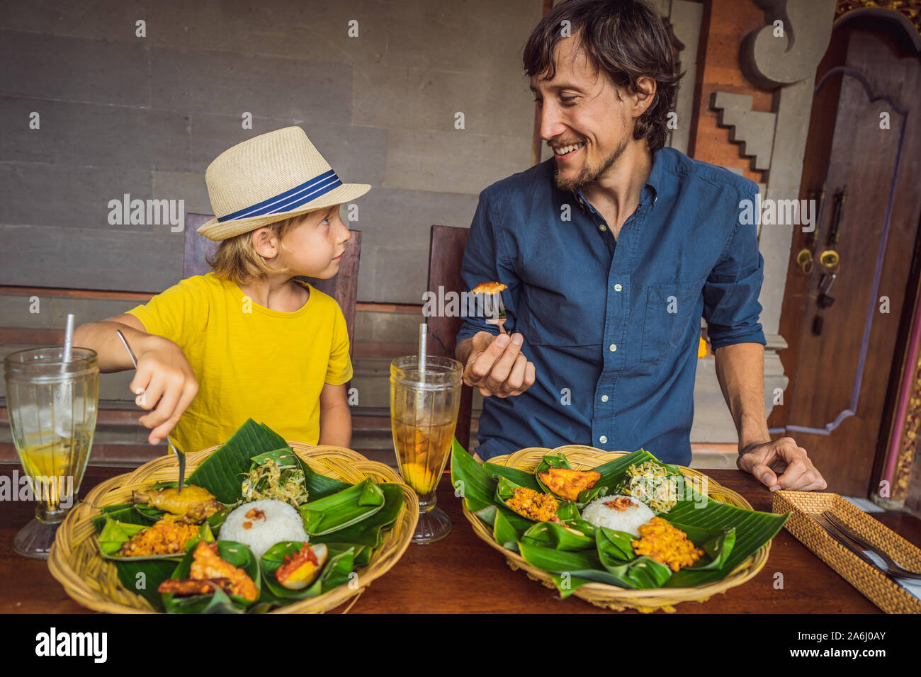 Père et fils les touristes à Indonesian food cafe. Concept de voyager avec des enfants. Que faire avec les enfants. Enfants bienvenus place Banque D'Images
