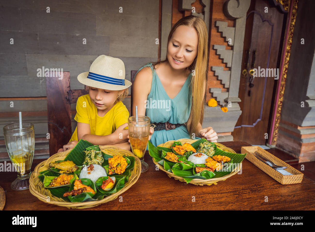 Mère et fils les touristes à Indonesian food cafe. Concept de voyager avec des enfants. Que faire avec les enfants. Enfants bienvenus place Banque D'Images