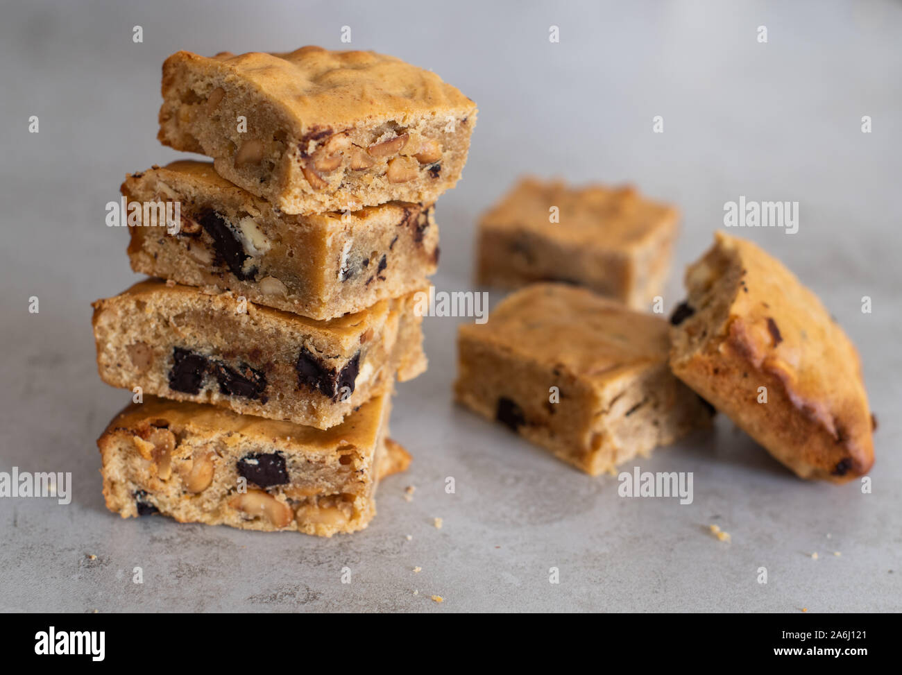 Blondie brownies avec du beurre d'arachides et de chocolat blanc. La  maison, un délicieux dessert Photo Stock - Alamy